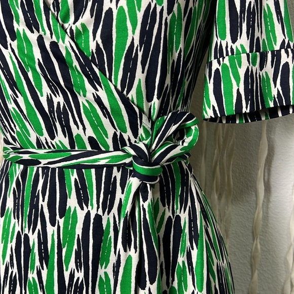 Diane Von Furstenberg | DVF Green and Navy Print Vintage Silk Wrap Dress Size 8 - Picture 5 of 13